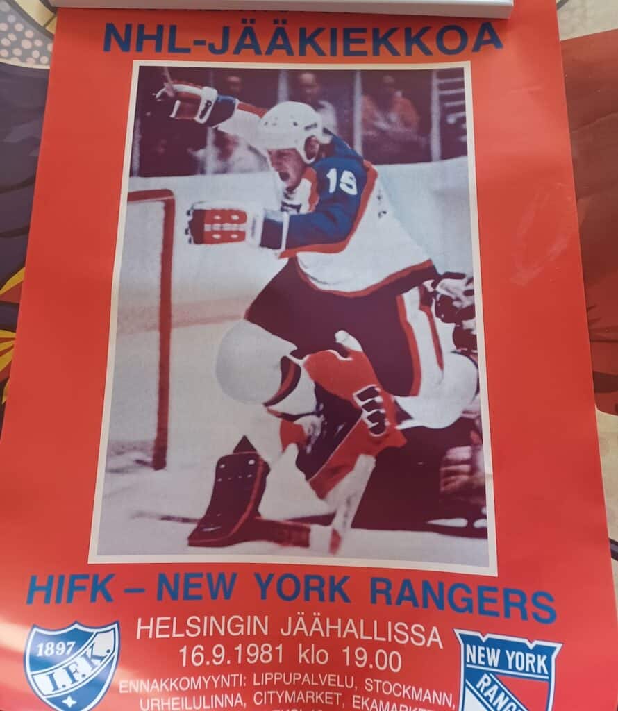 Yli 600 maalia tykittänyt NHL-legenda halusi HIFK:n harjoituksiin - "Tuli tutustuttua todelliseen herrasmieheen" HIFK-Rangers-juliste