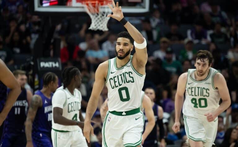 NBA:n supertähdet liekeissä yön kierroksella