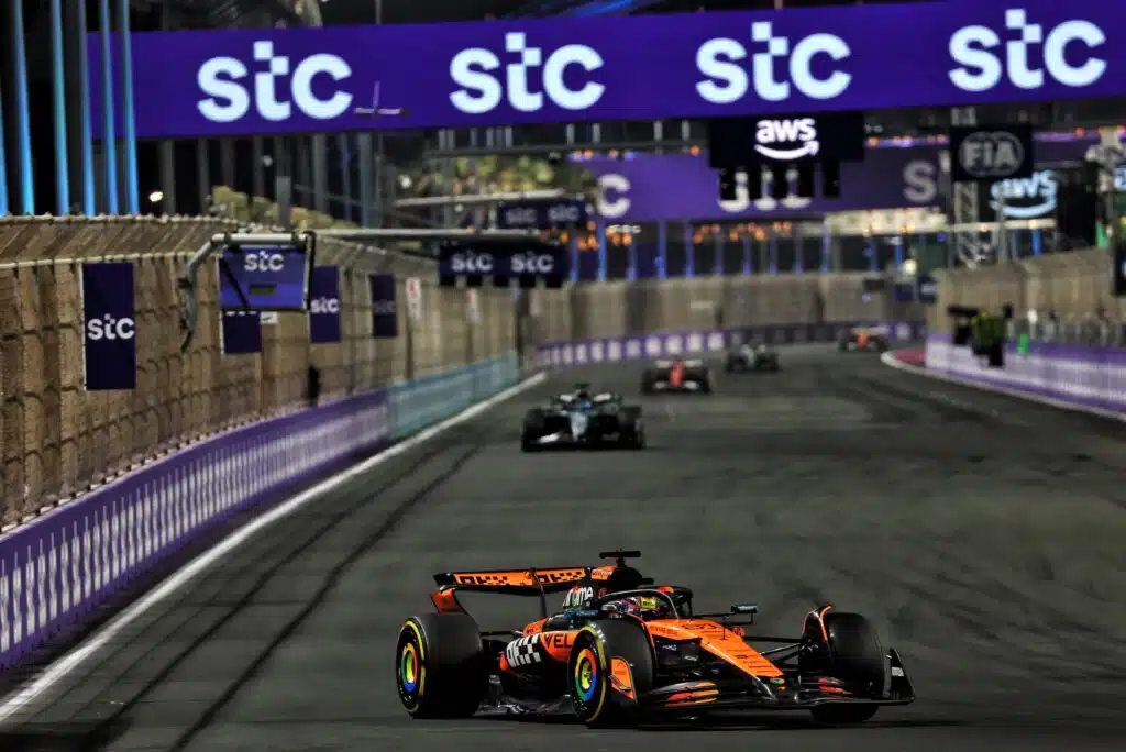 McLarenin Oscar Piastri karkasi voittoon, Max Verstappenille raju rangaistus