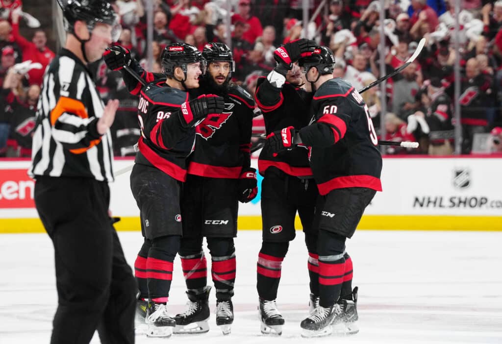 Carolina Hurricanes aloitti pudotuspelit tyrmäyksellä Carolina Hurricanes aloitti pudotuspelit tyrmäyksellä