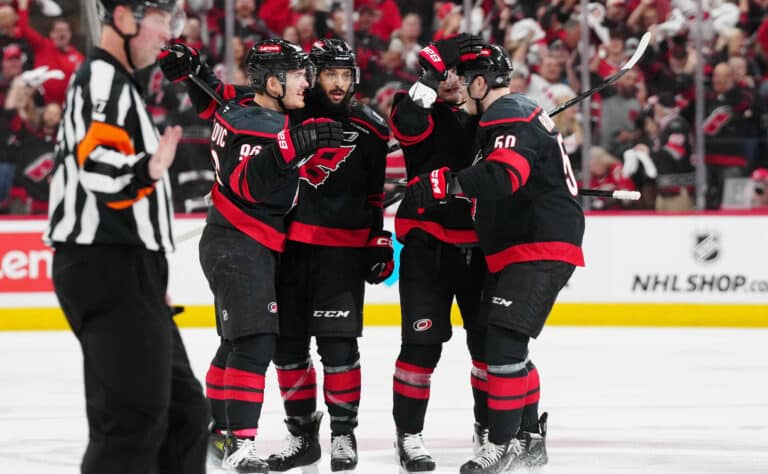 Carolina Hurricanes aloitti pudotuspelit tyrmäyksellä