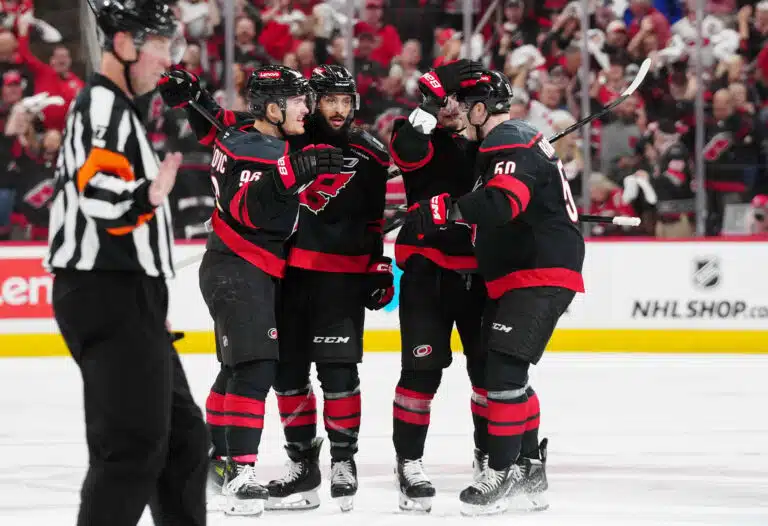 Carolina Hurricanes aloitti pudotuspelit tyrmäyksellä