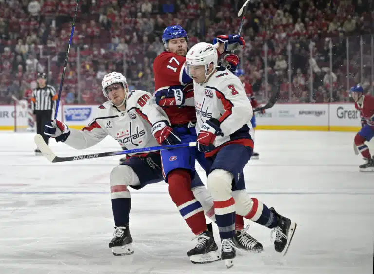 Käsirysy vaihtopenkillä – näin reagoi NHL:n pelätty mörssäri