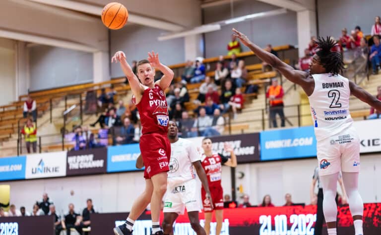 Tamperelaislegendan paita nostetaan hallin kattoon Tamperelaislegendan paita nostetaan hallin kattoon