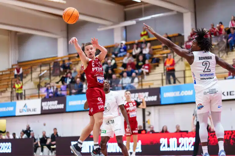 Tamperelaislegendan paita nostetaan hallin kattoon
