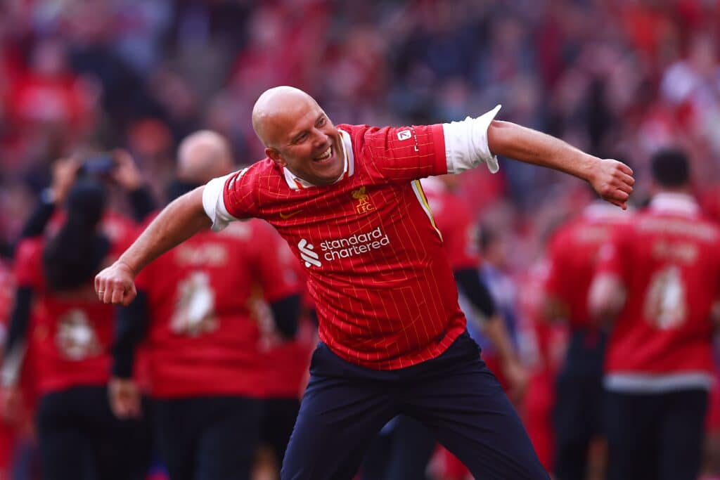 Liverpoolin Arne Slot lauloi Jürgen Kloppin nimeä mestaruushumussa Liverpoolin Arne Slot lauloi Jürgen Kloppin nimeä mestaruushumussa