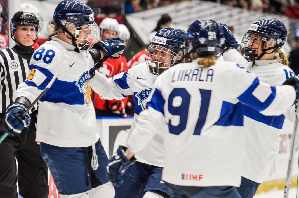 Naisleijonille ruma selkäsauna – puolustaja teki yhden asian selväksi Naisleijonille ruma selkäsauna – puolustaja teki yhden asian selväksi