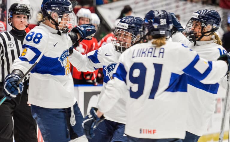 Naisleijonille ruma selkäsauna – puolustaja teki yhden asian selväksi