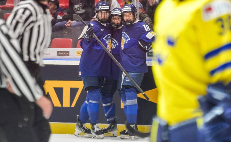Naisleijonat haastaa Kanadan MM-kisoissa – suomalaispelaajan sanat eivät jätä paljon epäselväksi