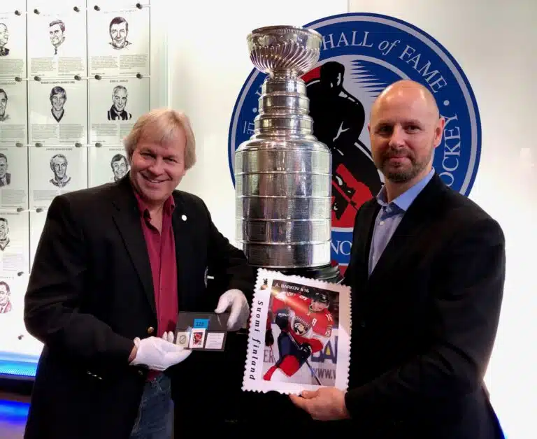 Aleksander Barkovista tehty postimerkki hyväksyttiin Hockey Hall of Fameen