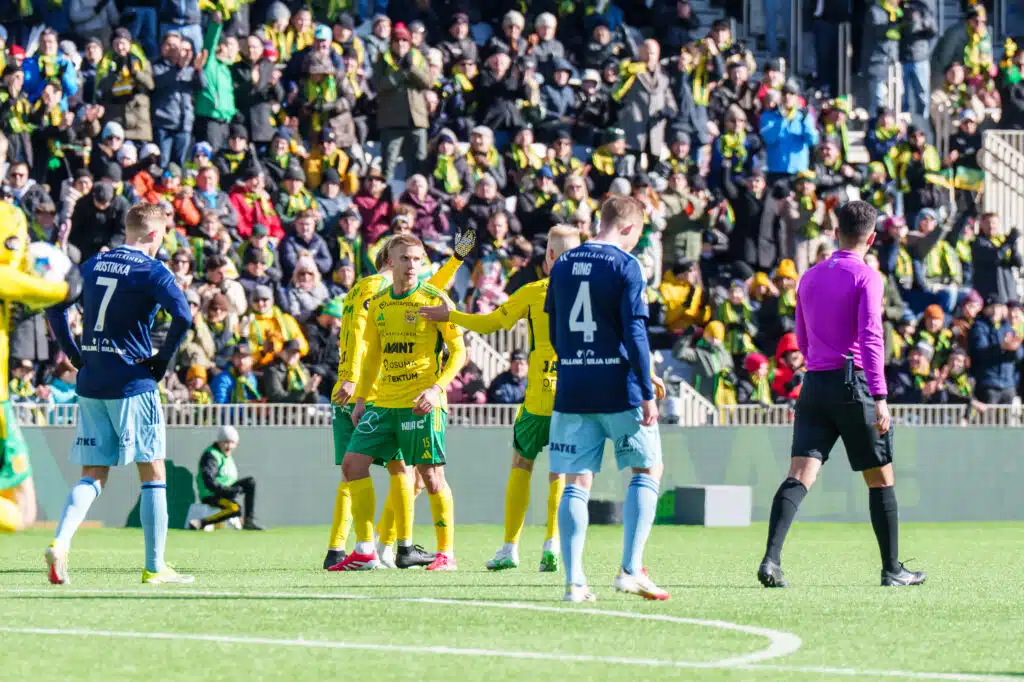 Jalkapallon Veikkausliigassa viihdyttävä avauskierros – 16-vuotias poika upotti HJK:n