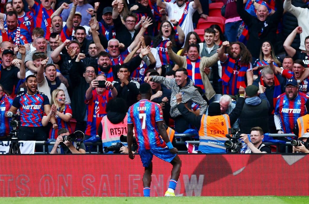Crystal Palace paineli upealla tavalla Englannin cupin finaaliin Crystal Palace paineli upealla tavalla Englannin cupin finaaliin