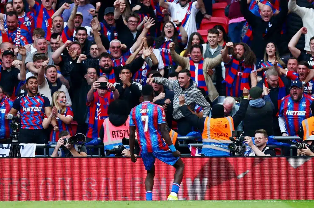 Crystal Palace paineli upealla tavalla Englannin cupin finaaliin