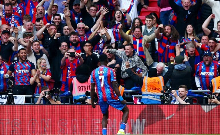 Crystal Palace paineli upealla tavalla Englannin cupin finaaliin Crystal Palace paineli upealla tavalla Englannin cupin finaaliin