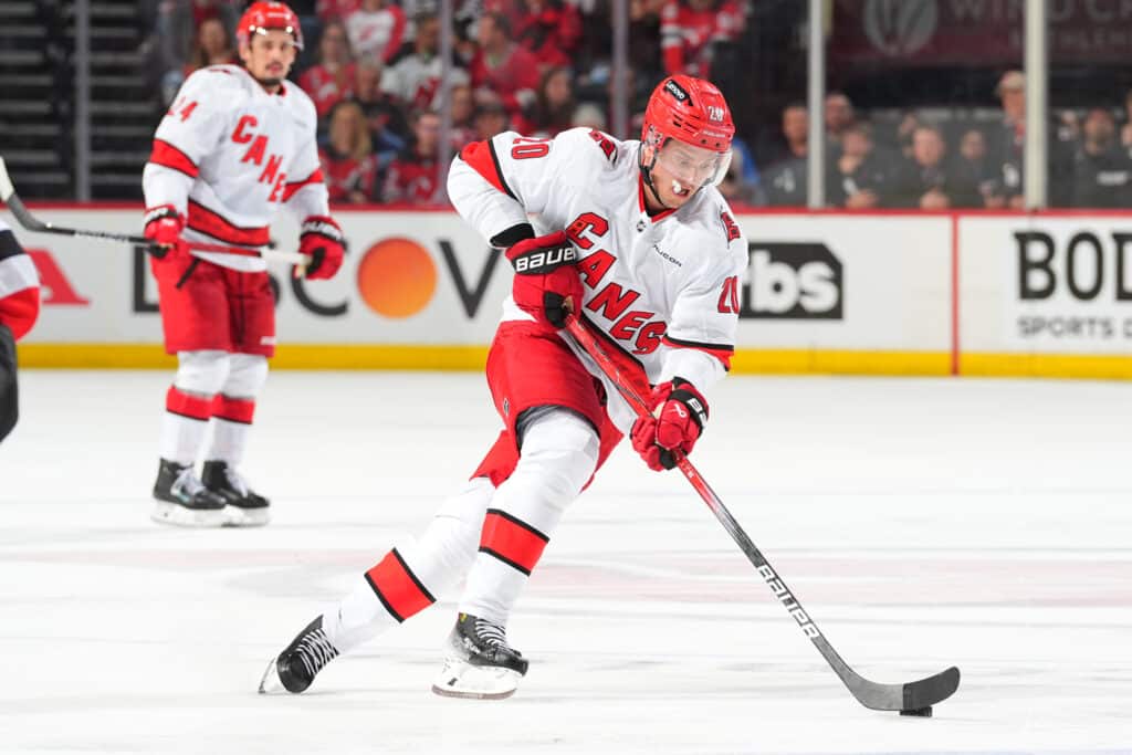 Sebastian Aho auttamassa hattutemppua – jatkopaikka lähellä Sebastian Aho auttamassa hattutemppua – jatkopaikka lähellä