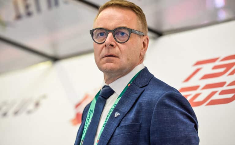 Naisleijonien päävalmentaja avautui MM-turnauksen jälkeen Naisleijonien päävalmentaja avautui MM-turnauksen jälkeen