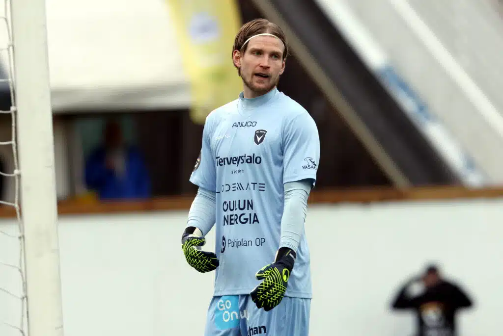Maalivahdille punainen kortti Veikkausliigassa – kriisiseuralle taas takkiin