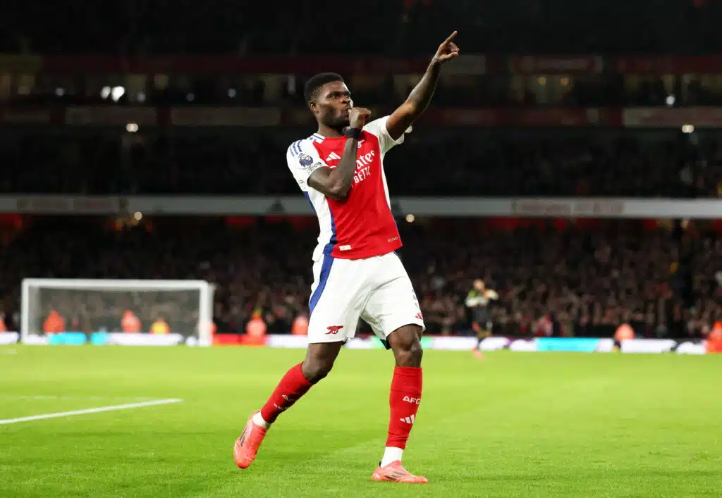 Barcelona Arsenalin keskikenttäpelaajan perässä