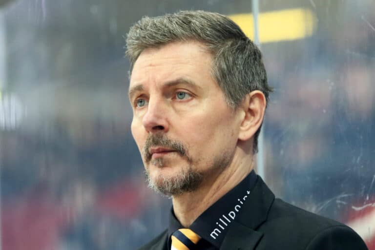 Juuso Toivolalle potkut – MM-kultaleijonasta Naisleijonien päävalmentaja