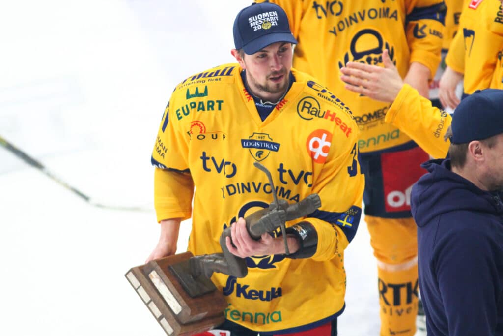 Entiseltä HIFK-tähdeltä kova paljastus: "Neljä päivää on juhlittu" Eetu Koivistoinen ja Jari Kurri -palkinto, Lukko 2021
