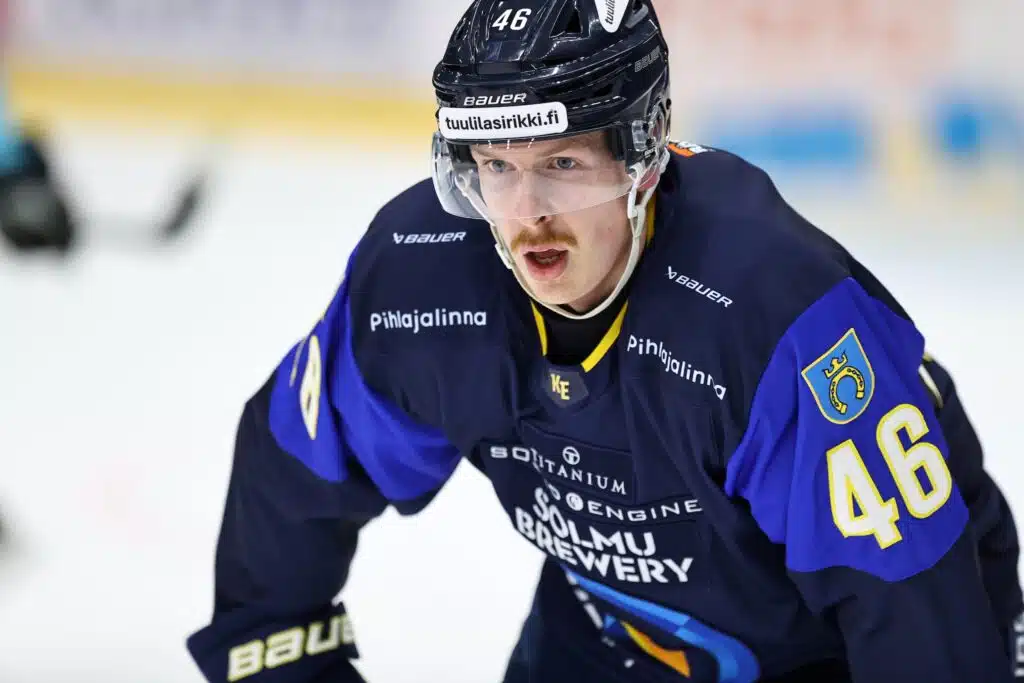MM-kisoissa pelaava puolustaja jättää SM-liigan taakseen MM-kisoissa pelaava puolustaja jättää SM-liigan taakseen