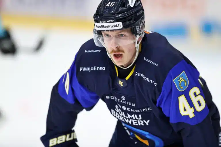 MM-kisoissa pelaava puolustaja jättää SM-liigan taakseen