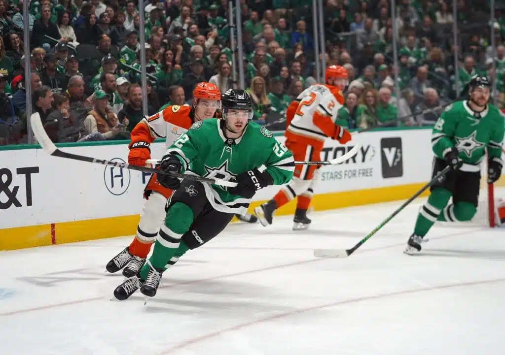 Dallas Stars jatkaa aktiivisena pelaajamarkkinoilla - kaksi jatkosopimusta Dallas Stars jatkaa aktiivisena pelaajamarkkinoilla – kaksi jatkosopimusta