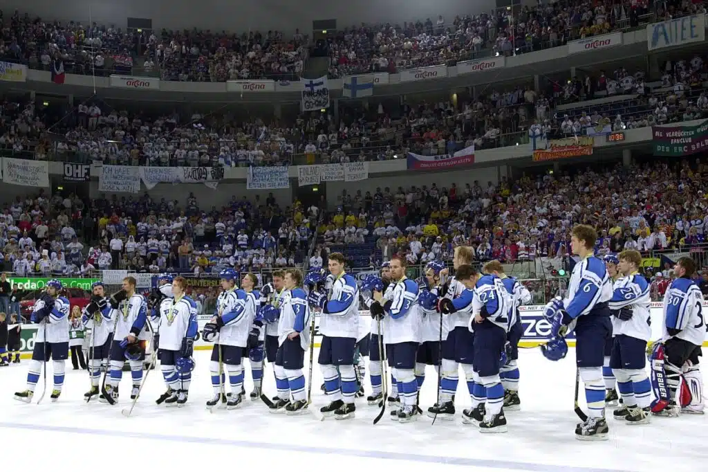 Näkökulma: Punaiset hälytysvalot vilkkuvat – suomalainen jääkiekko voi ajautua uuteen lamaan