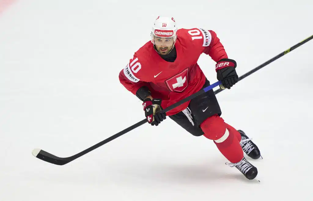 Sveitsin kiekkoikoni yrittää Raimo Summasen temppua