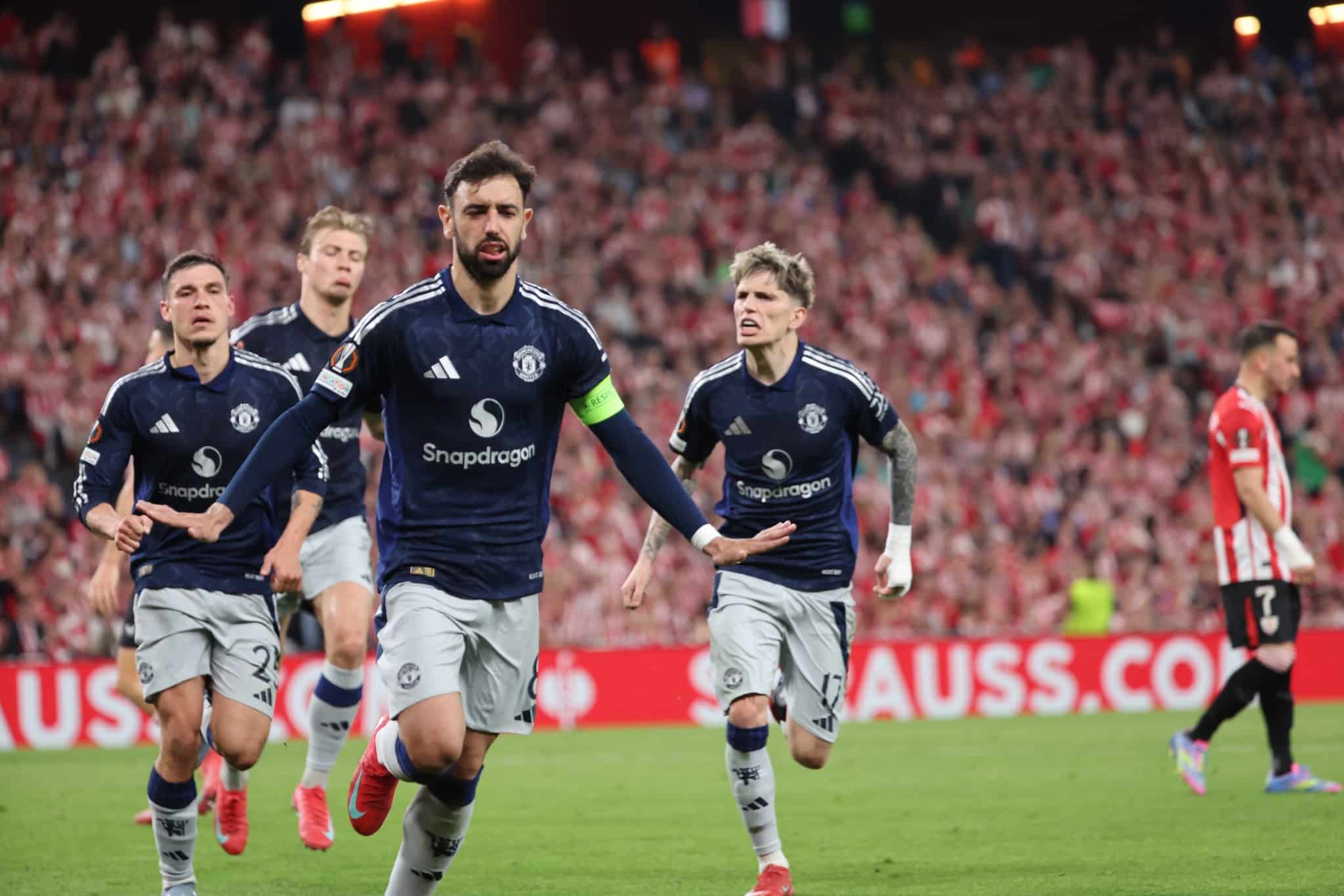 Manchester United yllätti selvillä lukemilla, Jani Honkavaaran joukkue jäi Chelsean jyrän alle