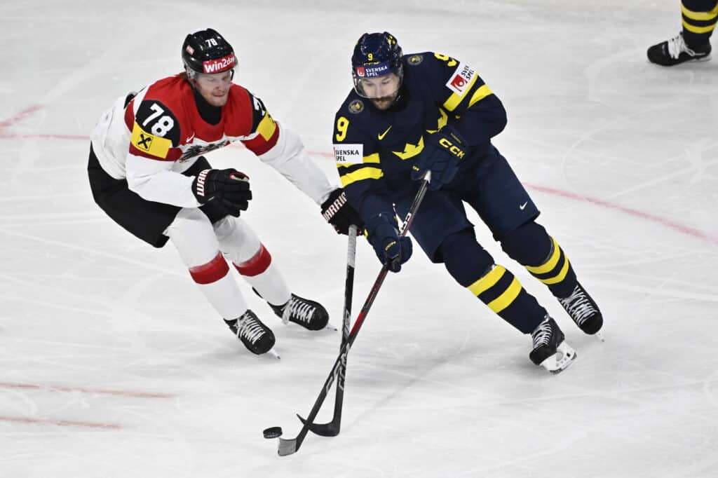 Ruotsin NHL-tähti latasi täyslaidallisen toimittajien niskaan: "Te kuulutte niihin..." Ruotsin NHL-tähti latasi täyslaidallisen toimittajien niskaan: ”Te kuulutte niihin…”