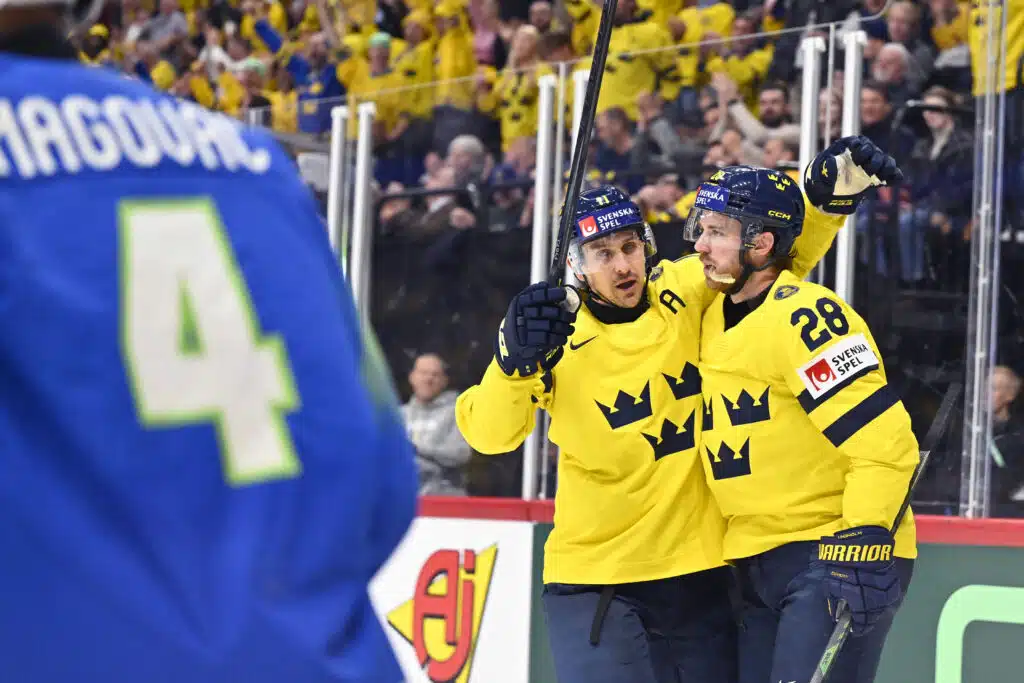 Hatullisen iskenyt Elias Lindholm nousi MM-kisojen pistepörssin kärkeen – Slovenian maalivahti teki silti jotain ällistyttävää