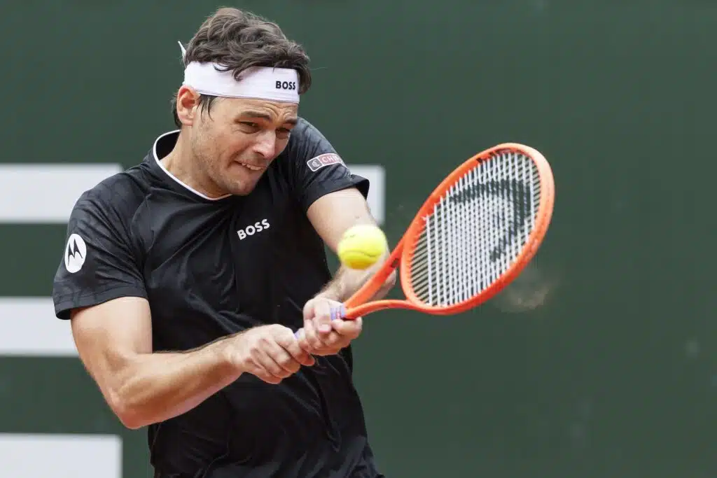 Katso video: Tennistähti mokaa pahasti