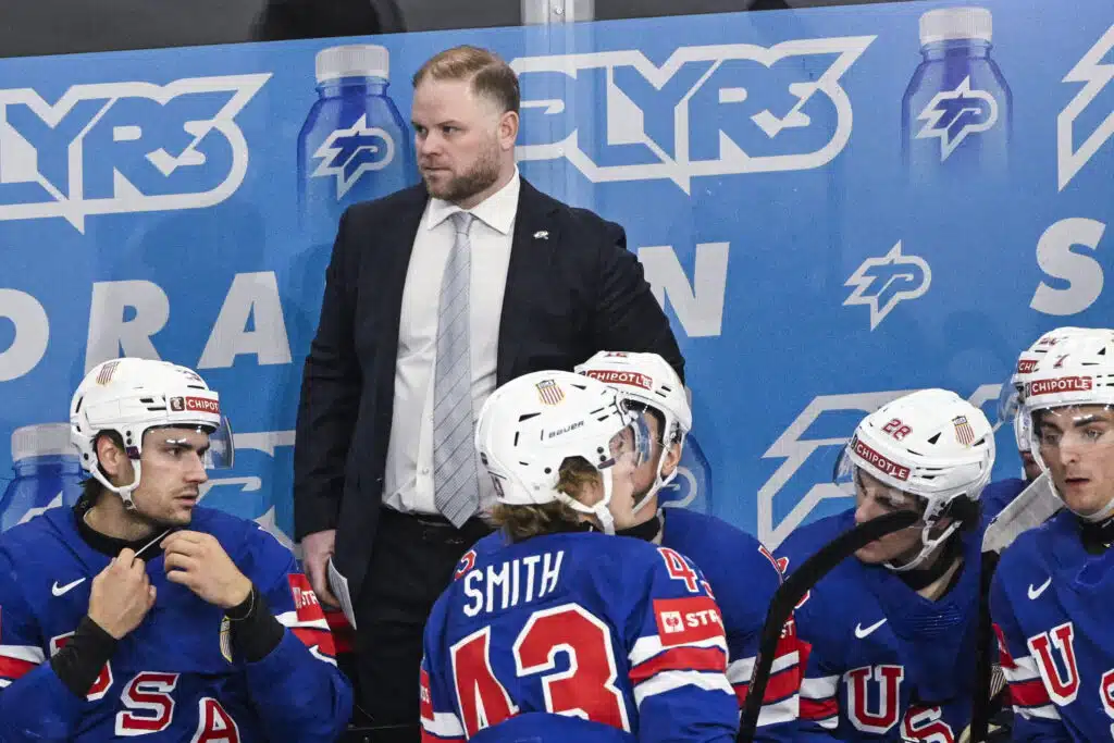 USA:n valmentaja lateli kiekkojargonia tuomareista