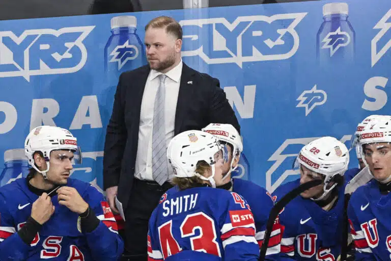USA:n valmentaja lateli kiekkojargonia tuomareista