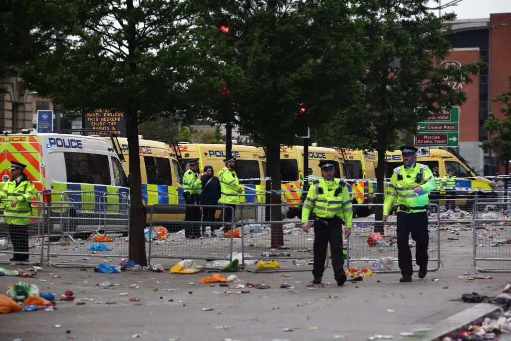 Liverpoolin mestaruusjuhliin ikävä käänne – auto ajoi väkijoukkoon, useita loukkaantunut