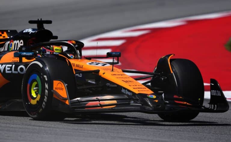 McLaren jälleen kärjessä, Lewis Hamilton kärsi karun tappion