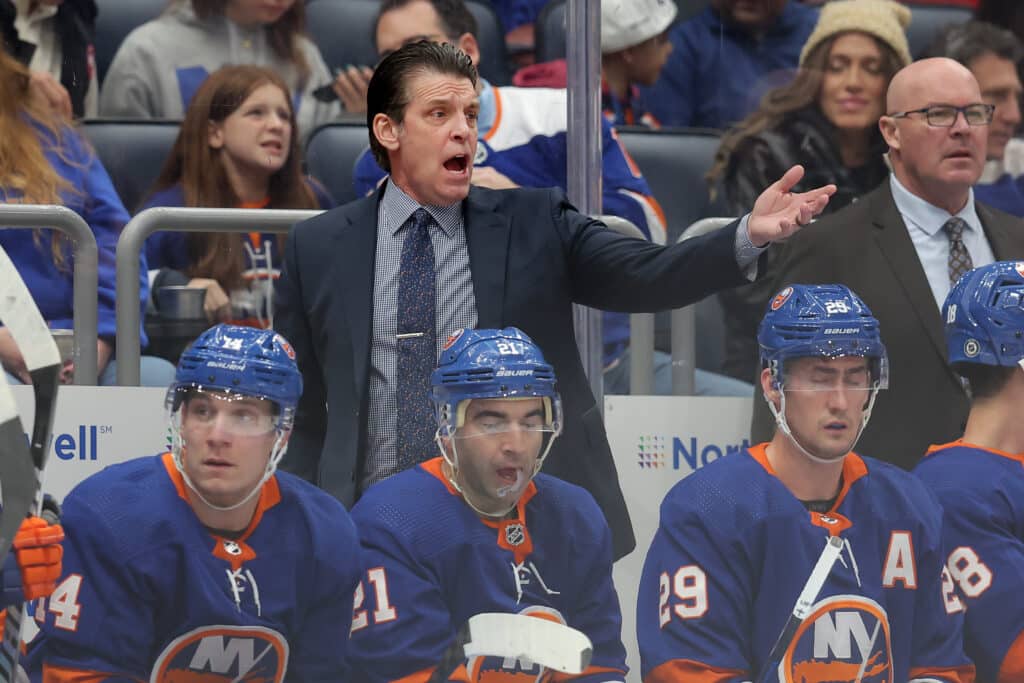 Suomalaiskolmikon NHL-seura palkkasi uuden päävalmentajan - mielenkiintoinen yhteys Suomeen Suomalaiskolmikon NHL-seura palkkasi uuden päävalmentajan – mielenkiintoinen yhteys Suomeen