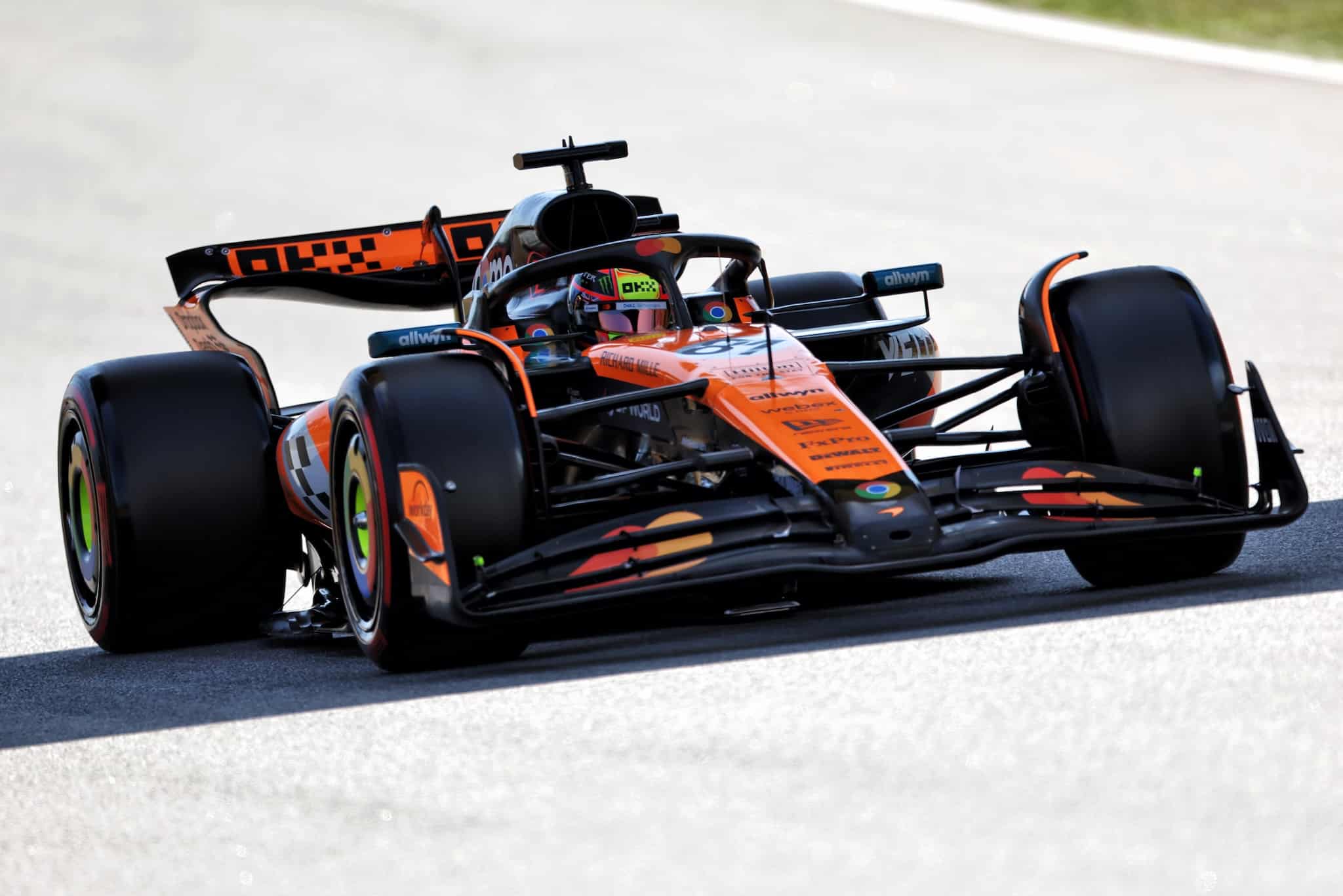 McLaren valtasi koko eturivin formula ykkösten aika-ajoissa, Lewis Hamiltonille iso onnistuminen