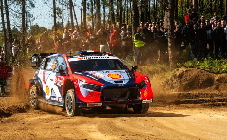 Rajua draamaa MM-rallissa – kärkinimi keskeytti Rajua draamaa MM-rallissa – kärkinimi keskeytti