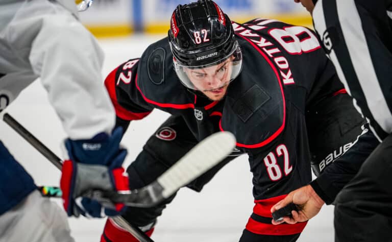 Jesperi Kotkaniemi pääsemässä irti NHL:ssä