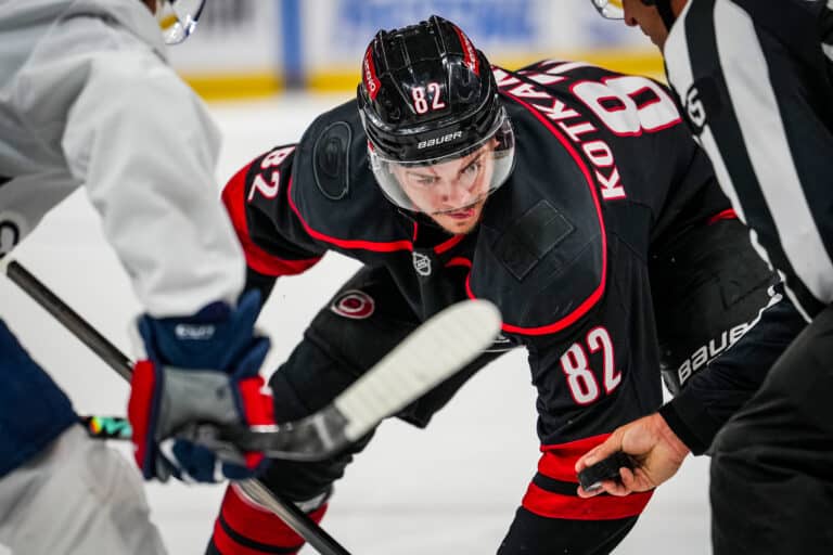 Jesperi Kotkaniemi pääsemässä irti NHL:ssä