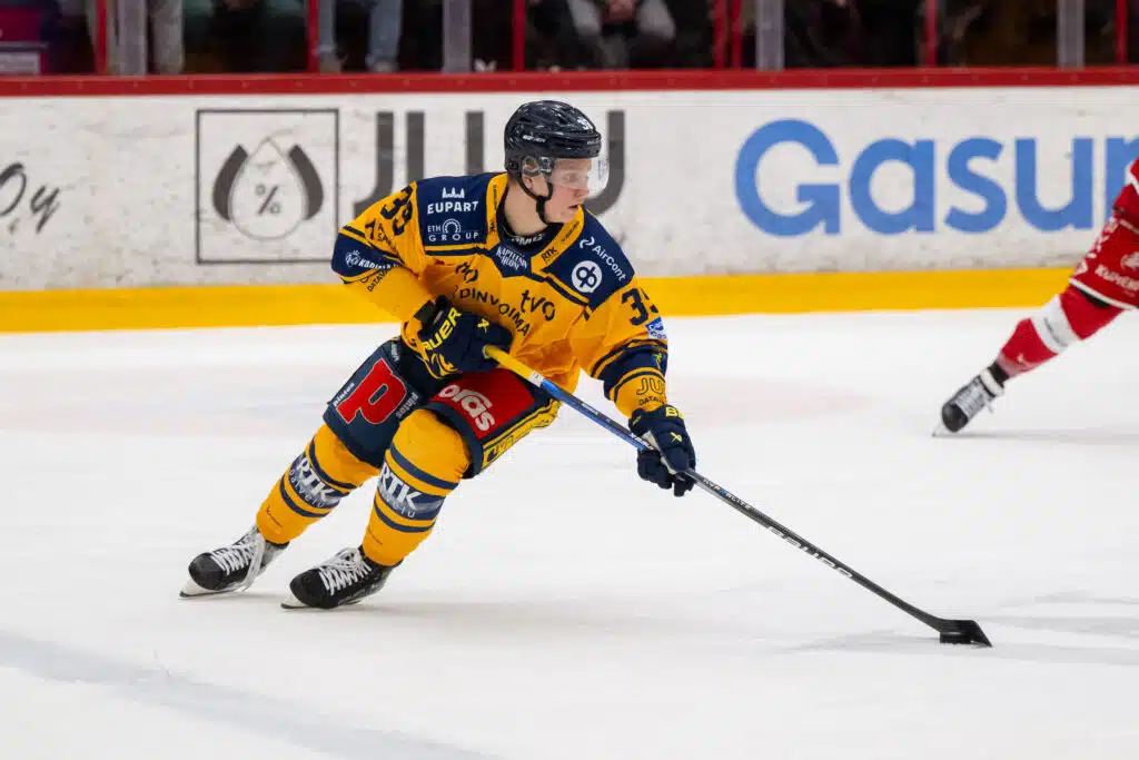 Räjähtävän lähtönopeuden omaavan puolustajan seura vaihtuu SM-liigassa