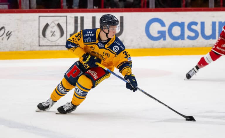Räjähtävän lähtönopeuden omaavan puolustajan seura vaihtuu SM-liigassa