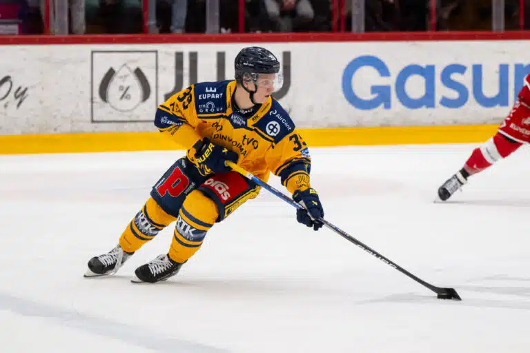 Räjähtävän lähtönopeuden omaavan puolustajan seura vaihtuu SM-liigassa