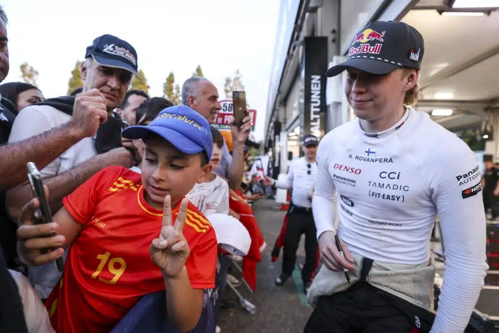 Kalle Rovanperä pääsi rentoutumaan ja ihmetteli ystävänsä touhua: ”Mitä tämä kaveri oikein tekee”