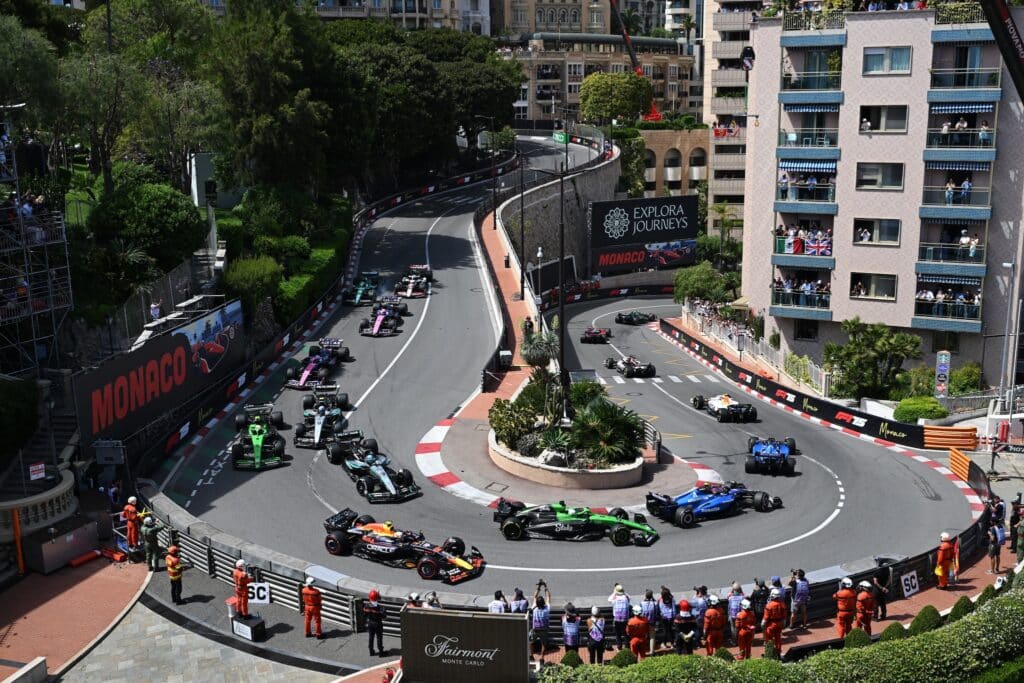F1-talli Mercedes mokasi täydellisesti - kovaa kritiikkiä F1, Monacon GP