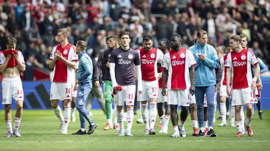 Ajaxilta historiallinen sulaminen – mestaruus lipesi käsistä dramaattisella tavalla