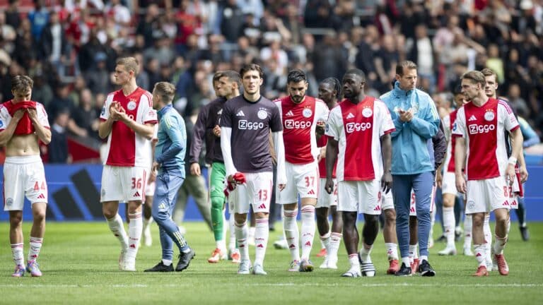 Ajaxilta historiallinen sulaminen – mestaruus lipesi käsistä dramaattisella tavalla