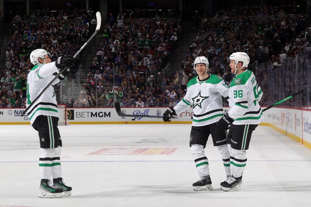 Mikko Rantanen ja Roope Hintz tekivät NHL-historiaa Mikko Rantanen ja Roope Hintz tekivät NHL-historiaa